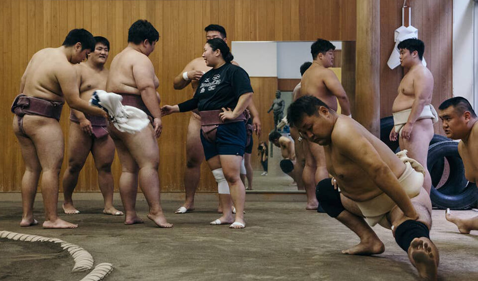 Hiyori cùng các đô vật nam đến từ nhiều trường đại học khác nhau tại buổi luyện tập đặc biệt ở Đại học Waseda.